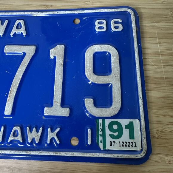 Vintage 1986 Iowa License Plate Black Hawk County Blue LPC 719 Embossed Metal - Picture 3 of 7
